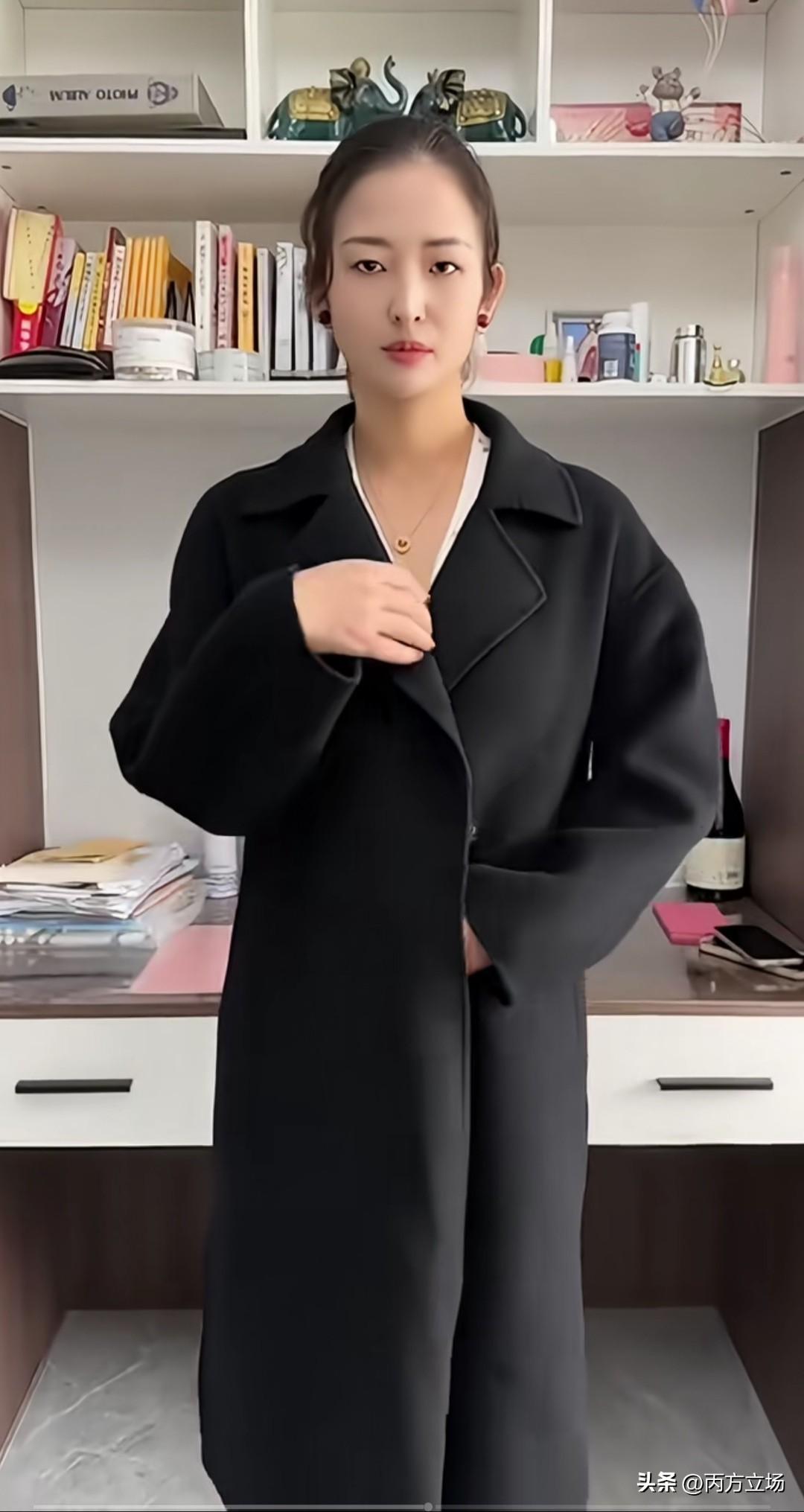 网上有个穿搭博主，每天就那一套流程：黑色风衣外套，里面搭个格子连体内衣，雷打不动