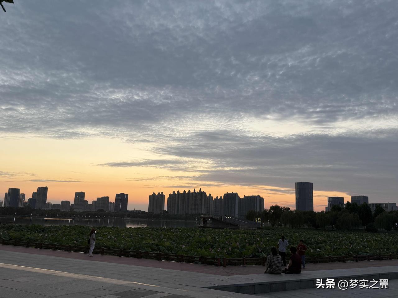 【小对联】
上：……？
下：国防。