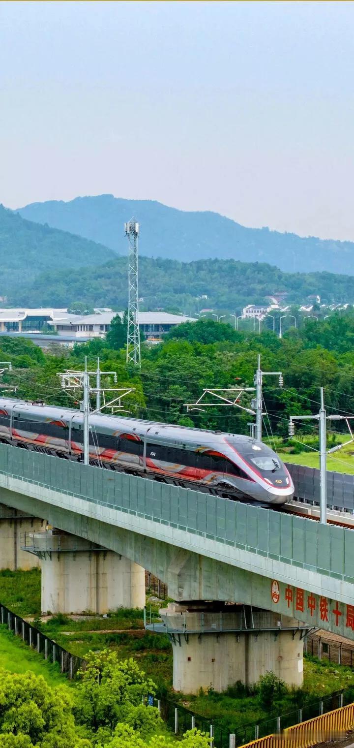 “穿山越岭的和谐号，中国速度的象征！”🚄🌿🏞️