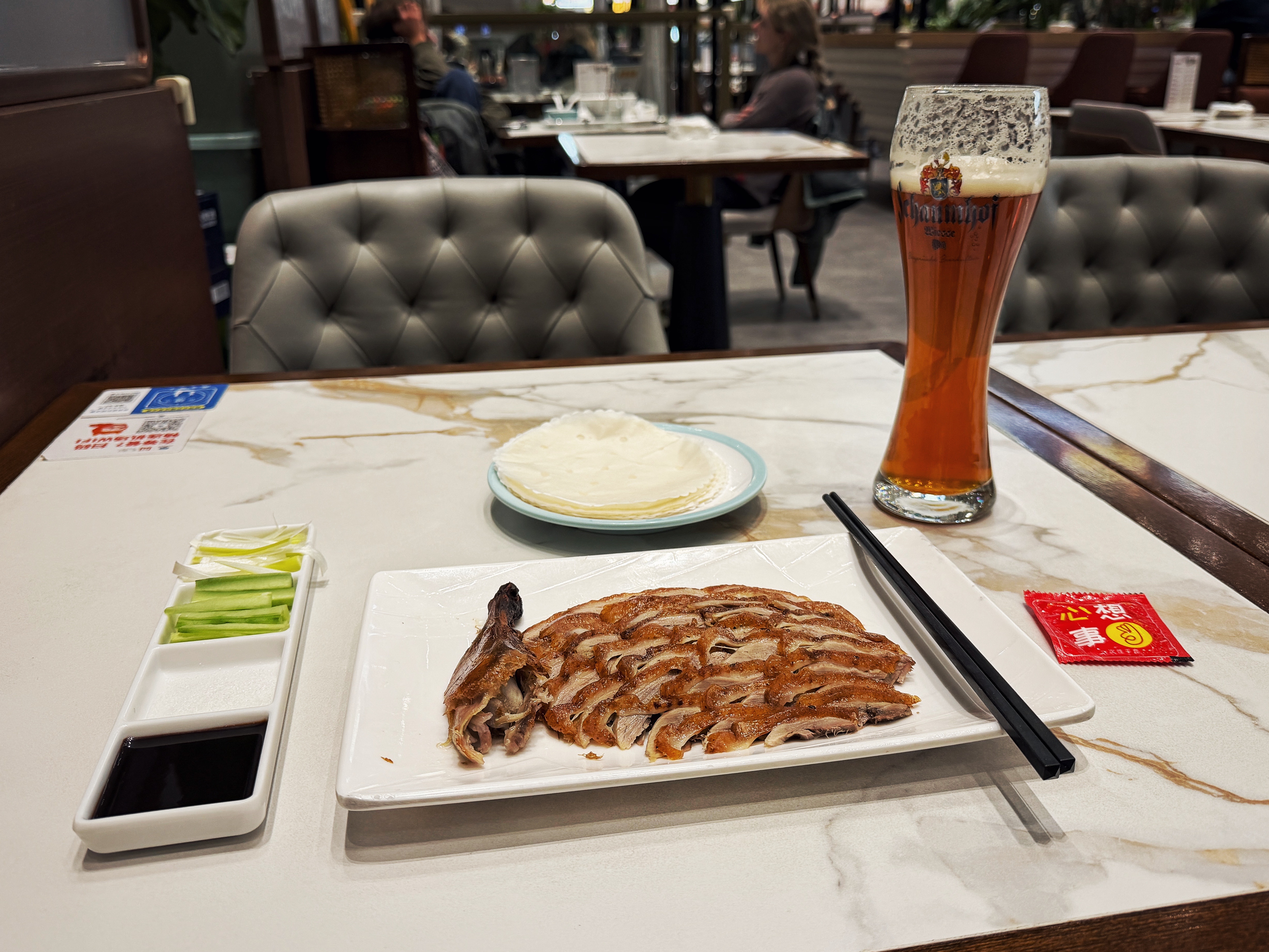 一会儿飞德国，在机场点了烤鸭和啤酒，严格意义上说这是份啤酒鸭🍺 欣哲频道 北京