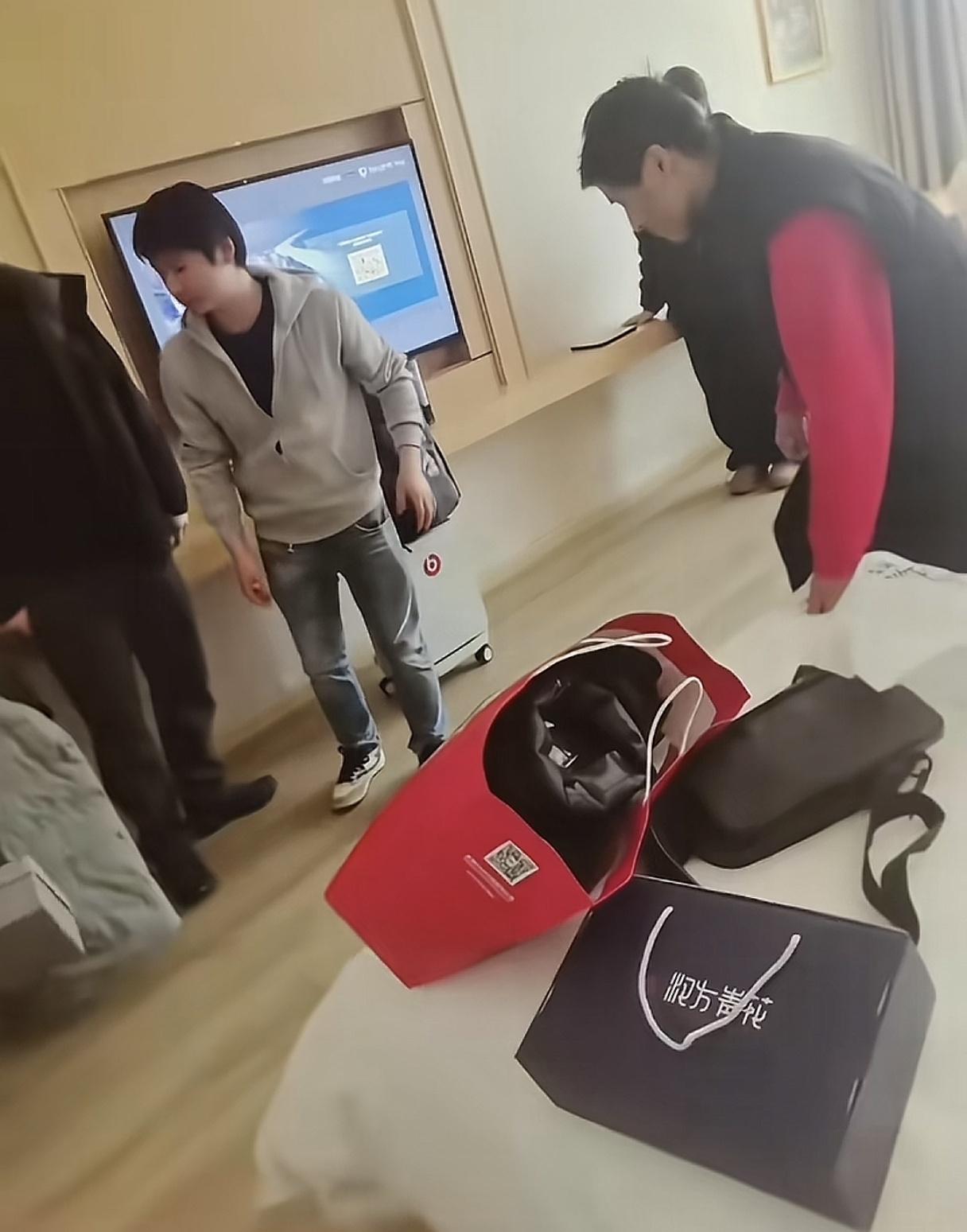 云鹏见到妈妈了，应该是在酒店见面的，又去吃了饭，吃饭的时候妈妈还喂饭了。

突然