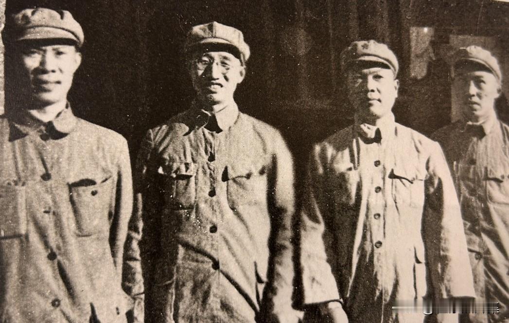 1949年6月，太原战役胜利结束后，徐向前（左二）与周士第（左一）、陈漫远（右二