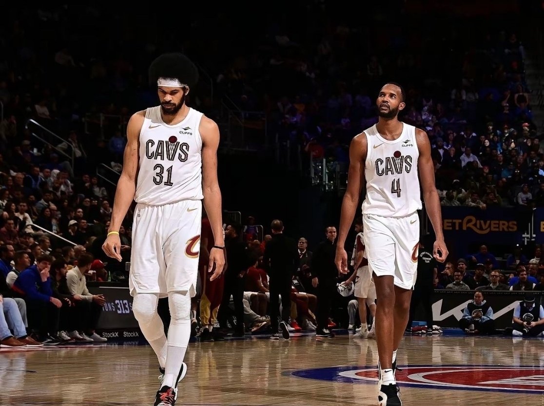 哈登加盟至今和阿伦、莫布里组成的双塔同场87分钟，进攻效率122.1，防守效率9