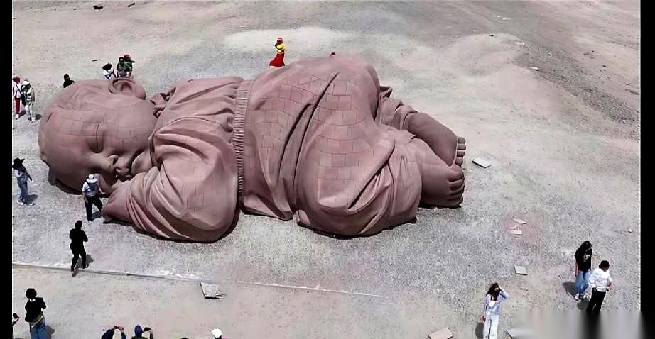 我真的，就为岳飞头顶上那个洞，一晚上没睡好。
就那么明晃晃一个洞，像个伤疤，也像