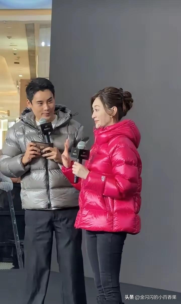 而且都说李小冉这件羽绒服好看，好看吗？感觉我们好像小的时候农村穿的，这个死亡粉也