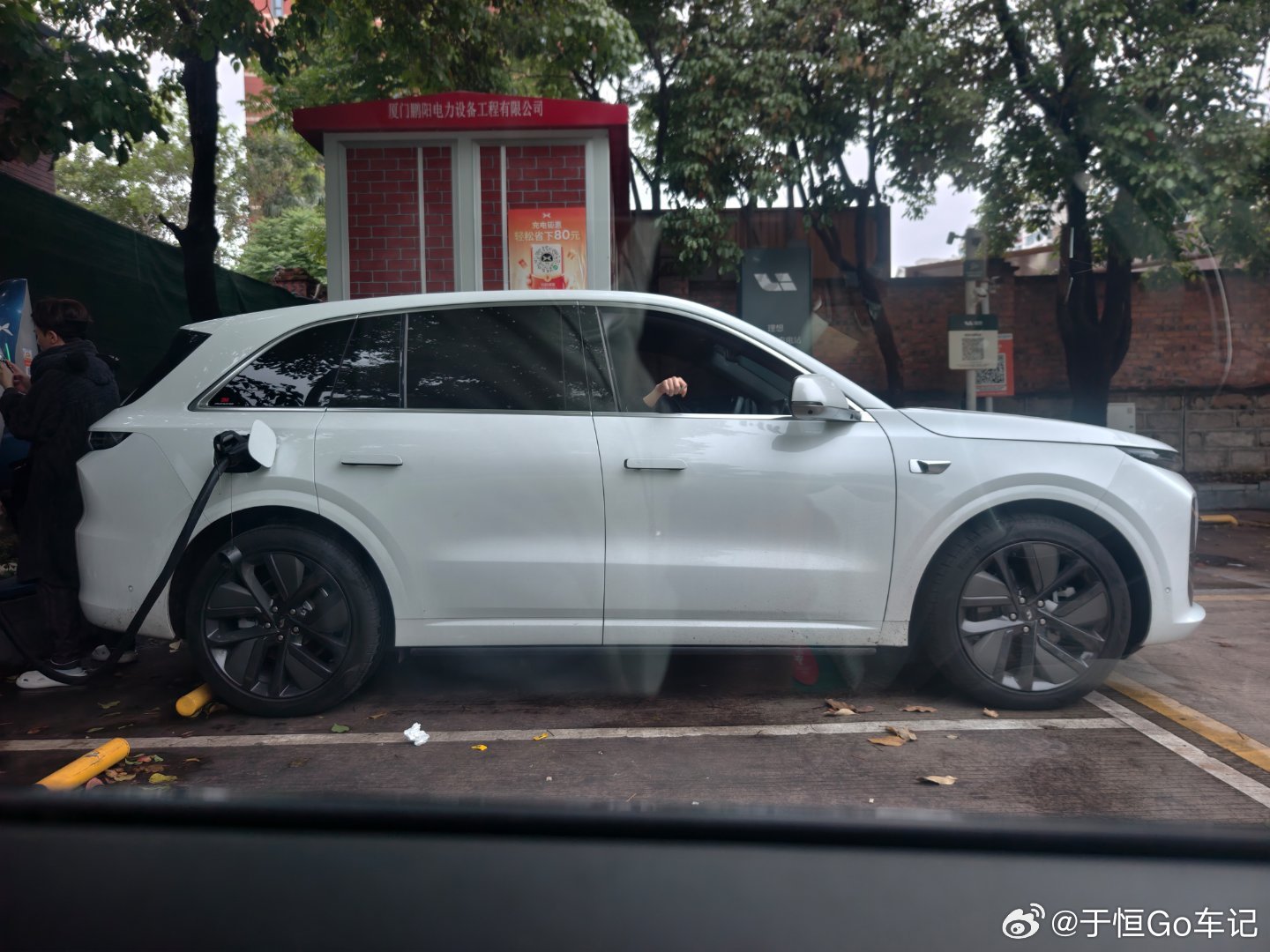 忠仑公园这10个理想充电桩，现在拆掉了6个，另外这个理想车主咋跑来小鹏充电桩充了