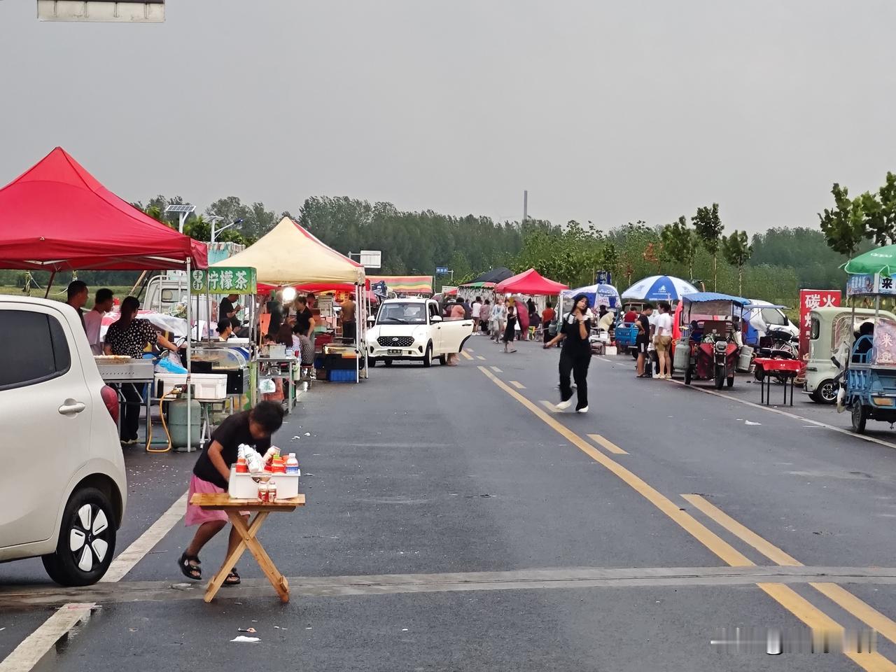 河南的这场雨不简单，这场雨下的比较突然，同时有大暴雨，怎么就突然下这么大雨了呢？