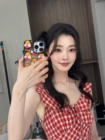 宋轶红裙对镜拍救命！宋轶红裙对镜拍这组图我能循环看一整天！红裙配色超亮眼，衬得她