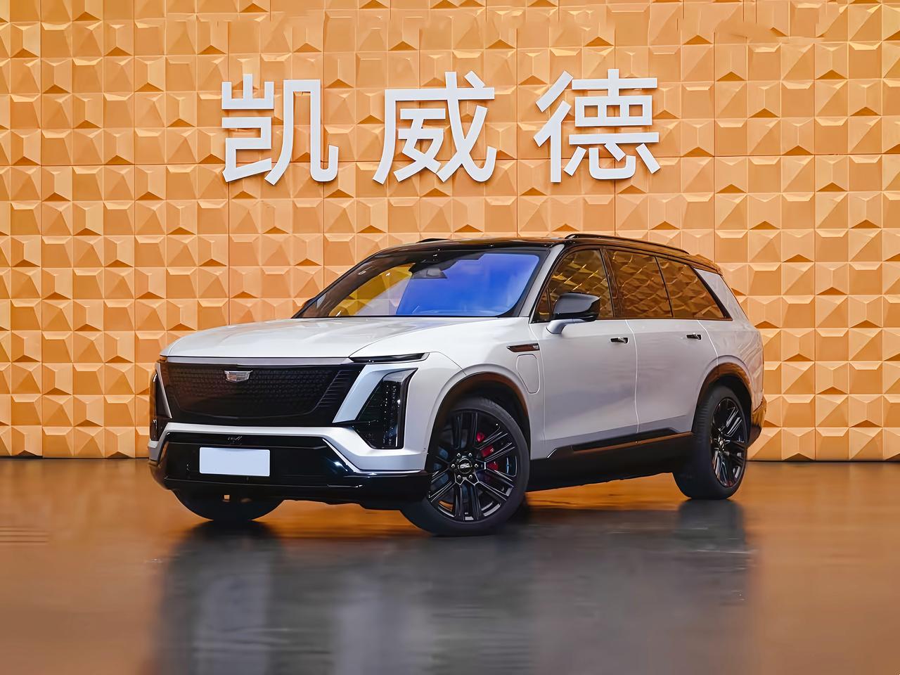 凯威德这车挺霸气，前脸黑晶格栅配流光大灯，感觉路上回头率会比较高。33寸大屏真是