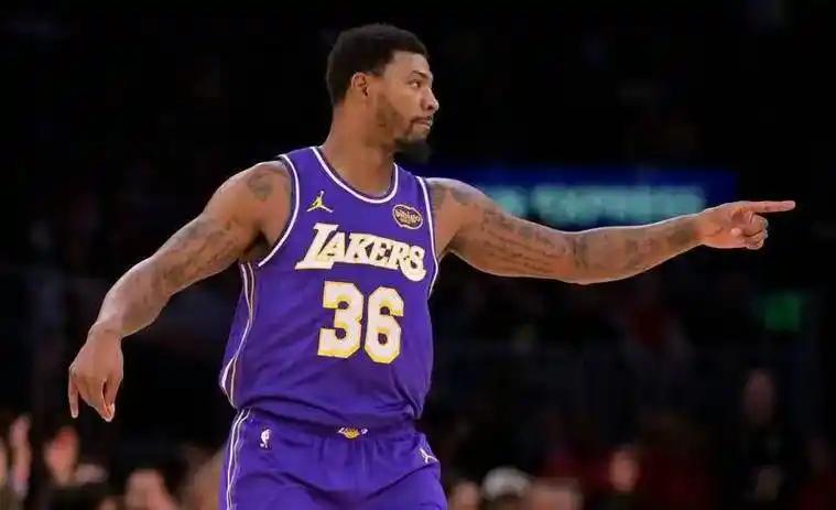 湖人迎来好消息，悍将斯玛特即将复出！
 
明天湖人要跟掘金硬碰硬，两队现在战绩挨