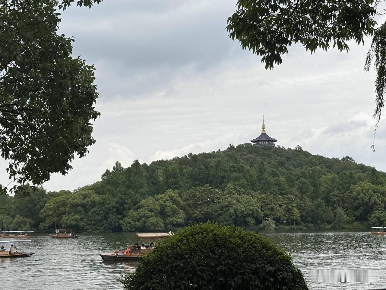 中国人，为了个人享受，大抵都是不愿意顾及他人感受的。广场舞，小区附近露天唱歌，夜