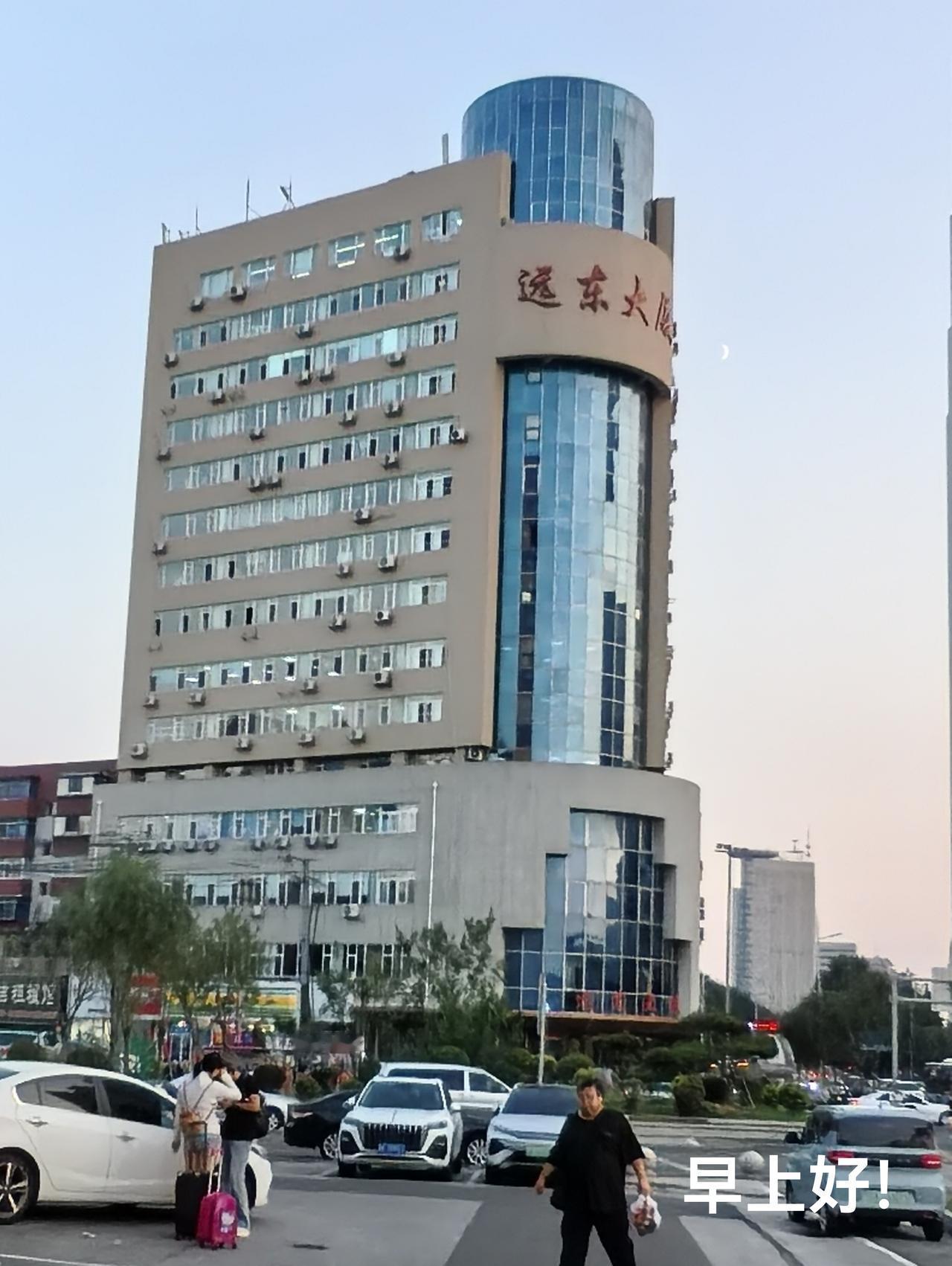 金秋之晨，发一个头条；送上祝福，寄一份温暖；问候之中，怀一份思念；愿我们事事如意