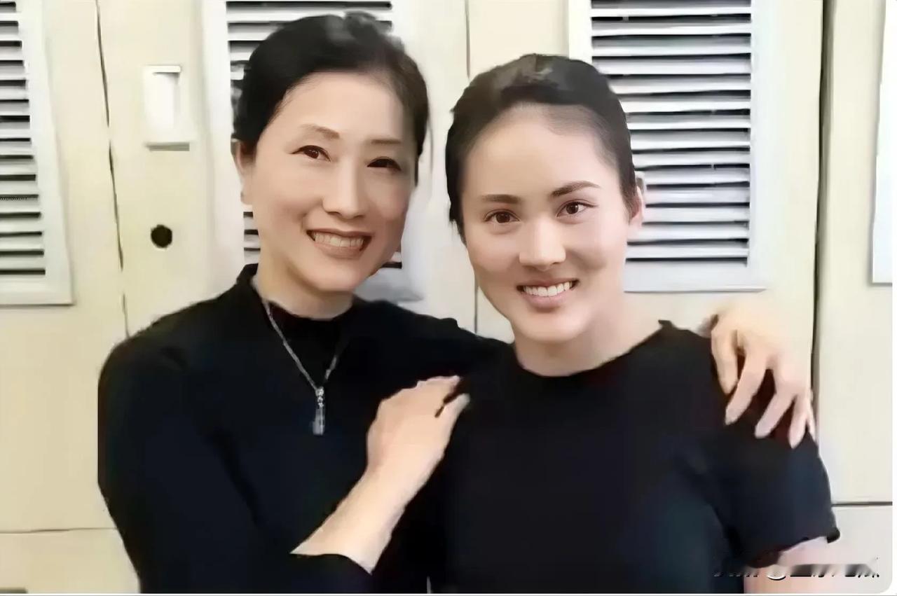 跳水冠军陈若琳和妈妈的合照，两母女亲密无间，妈妈气质高贵，美丽，陈若琳长相酷似妈