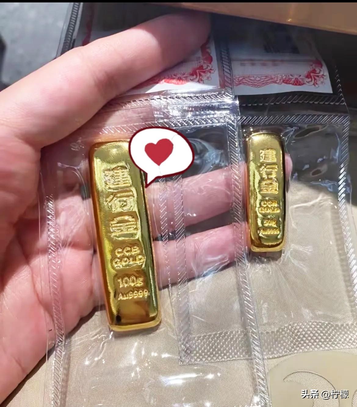 手里有黄金的全被套了
今天金价跌得太狠，上午还1070一克，半天就跌破1000，