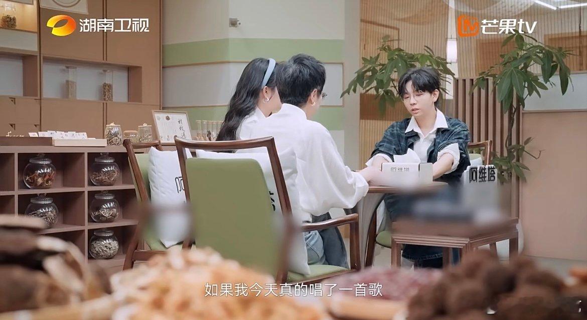 胡夏 我的耳朵就是尺 被问及是否会因负面评价怀疑演唱，胡夏的回答干脆利落。他只认
