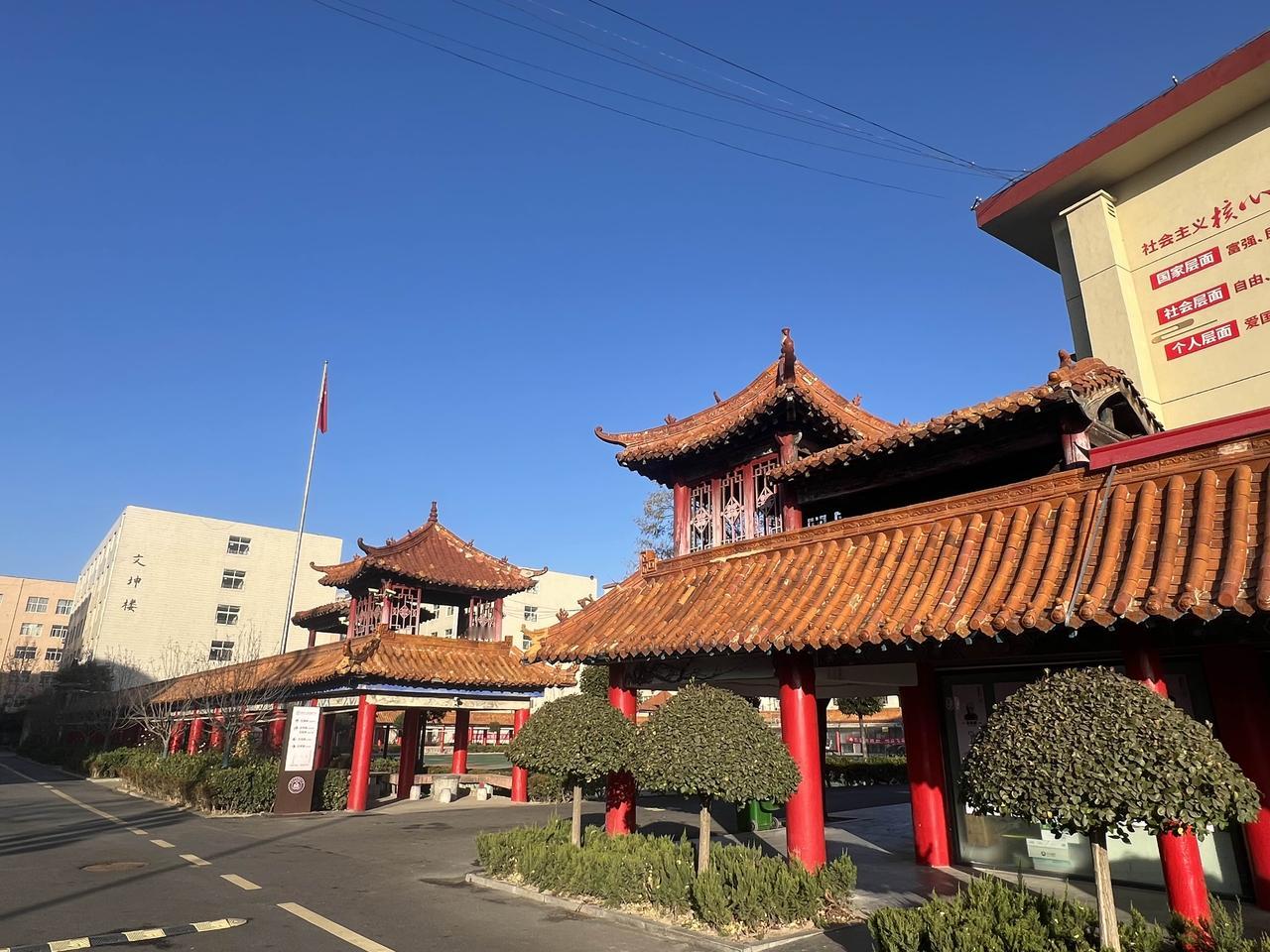 昨天晚上，和一位公办学校的老师一起吃饭，这位老师，现在一所公办初中学校当年级主任