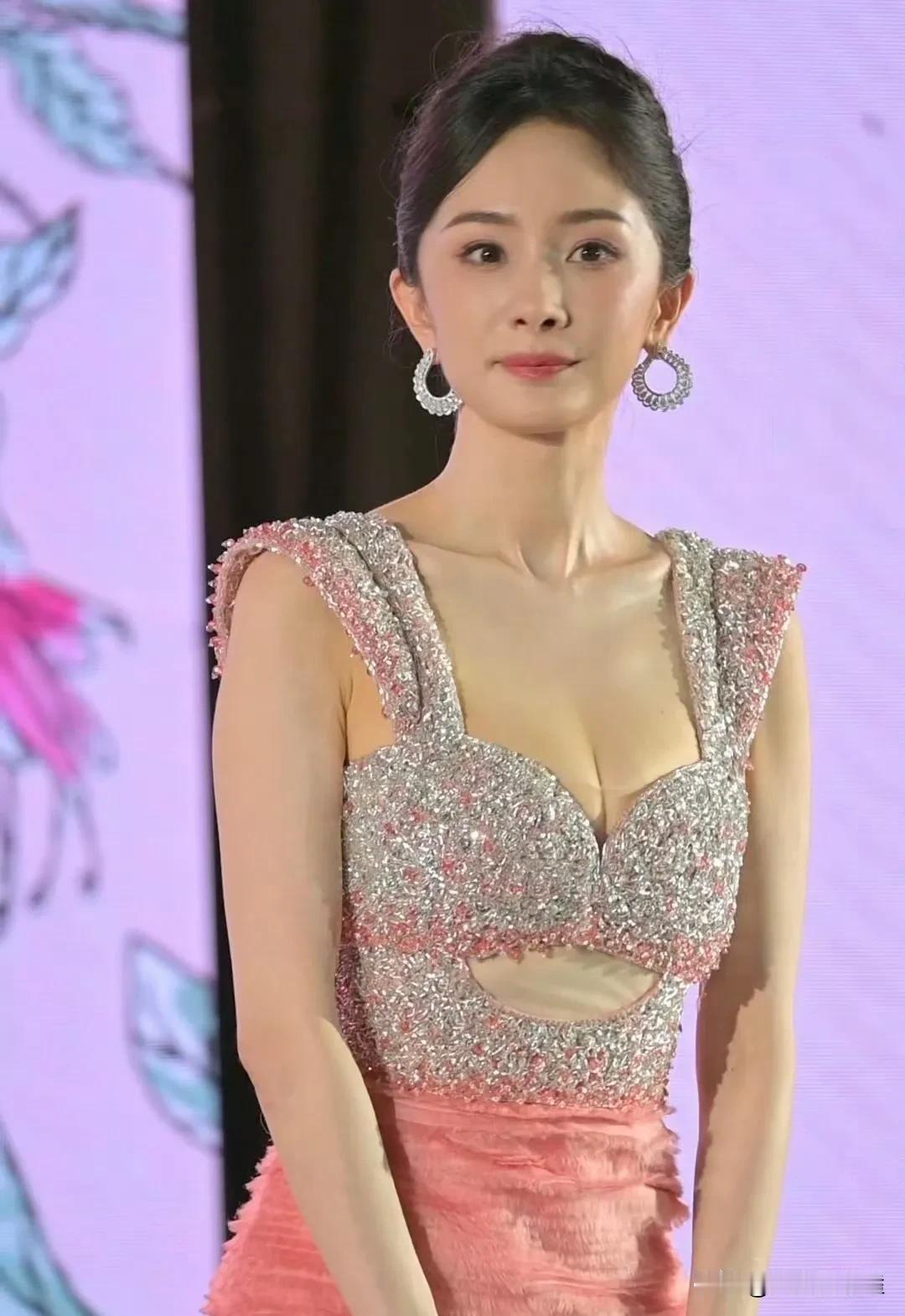 杨幂怎么总演好闺蜜演过的，第五次了
刘诗诗先演清穿，她后演清穿
刘亦菲先演白浅，