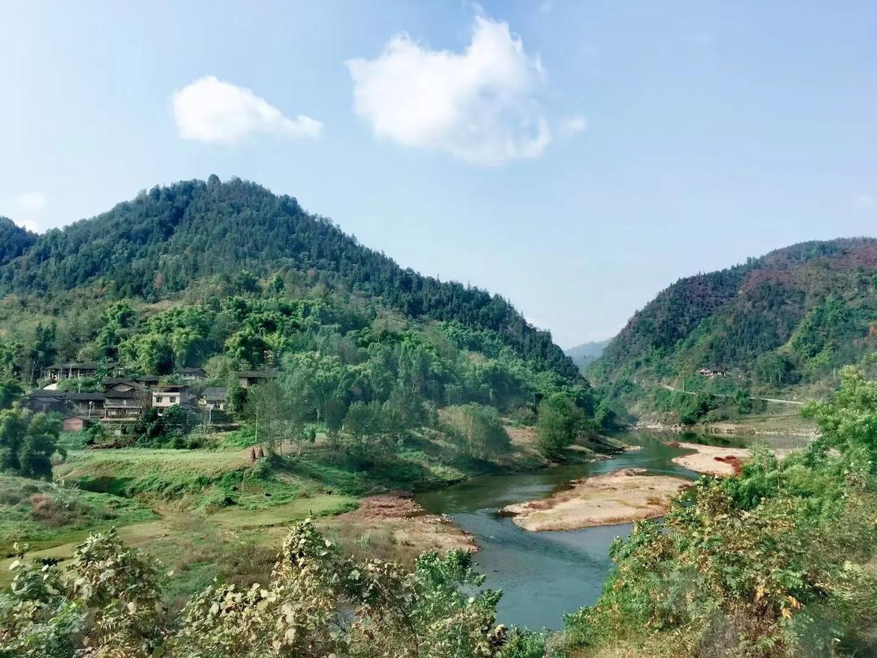 四川地理拾零之“御临河.铜锣三峡”。御临河穿切铜锣山脉，分别构成了三段U型峡谷：