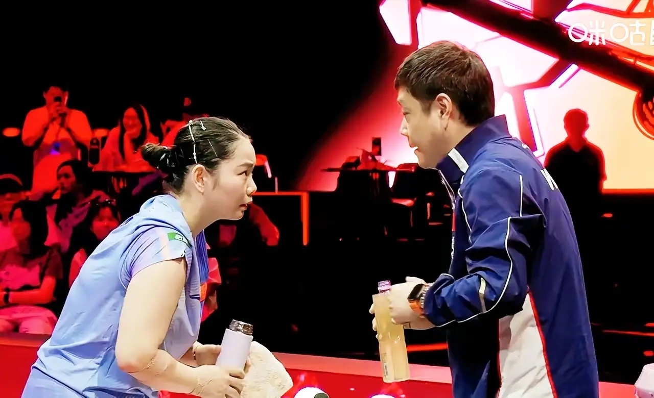 国乒赛场“无秘密”啦！邱贻可指导何卓佳时，那句“别退台，顶上去打”被清晰收音。首