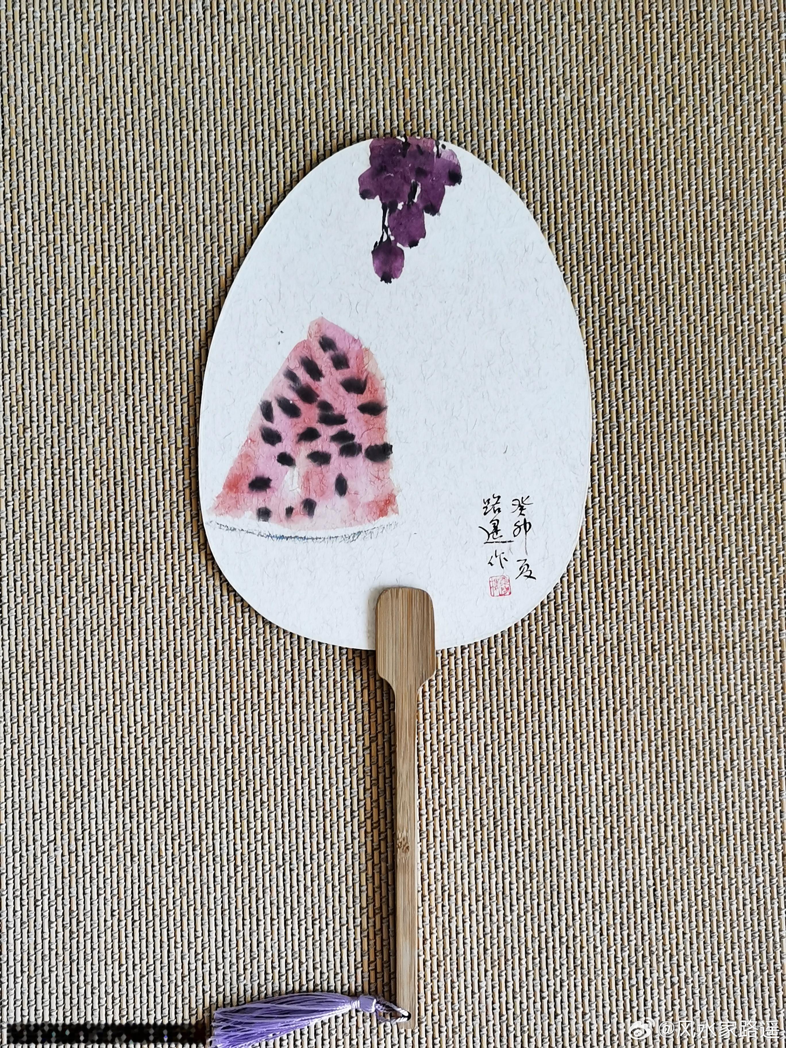 小扇引微凉，悠悠夏日长，不做什么，只需有这般闲情幽梦，最美的时光在路上，最好的自