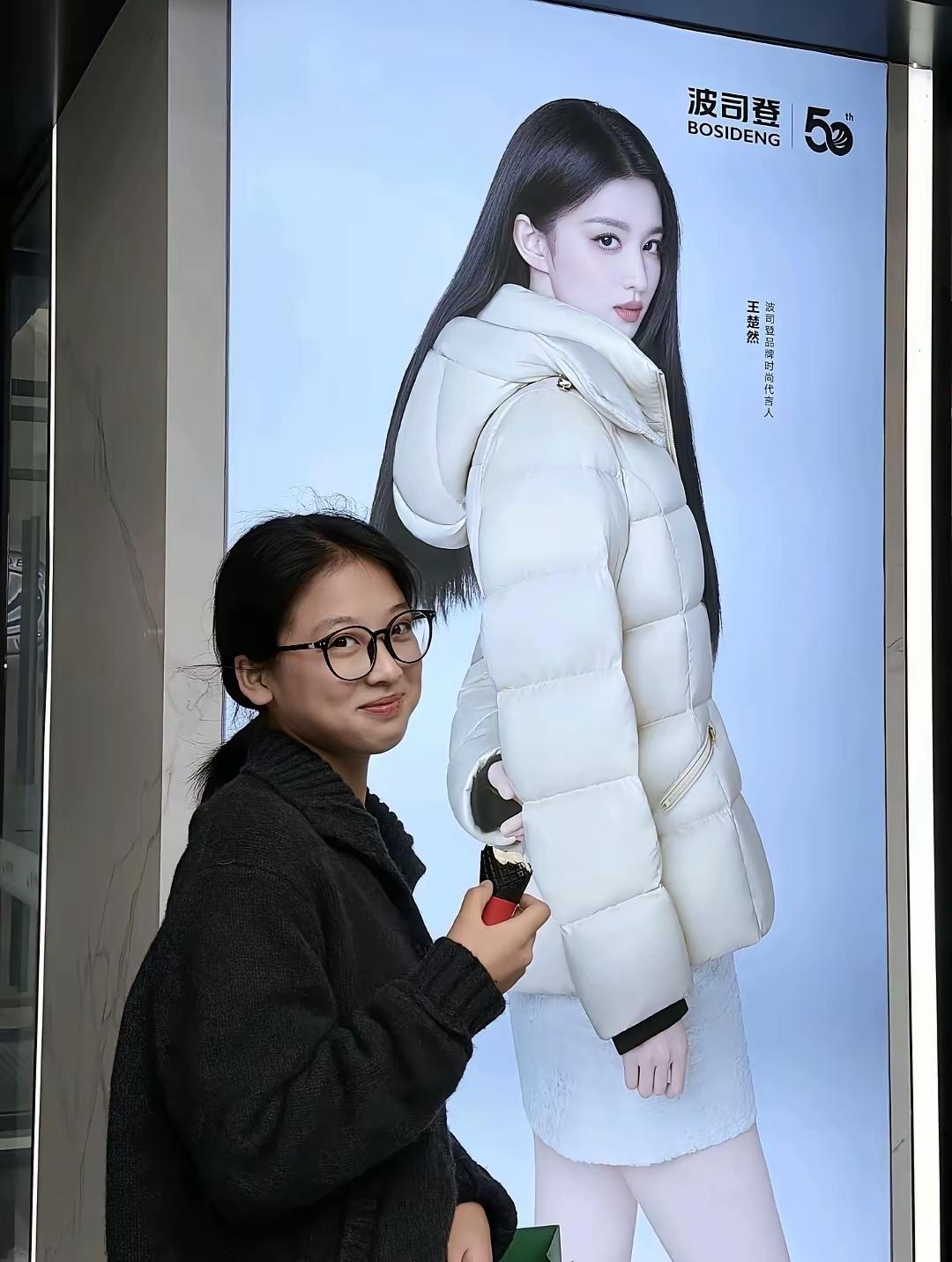 还别说这个女生真的很想王楚然，要是出门在外不知道还以为是一个人呢。