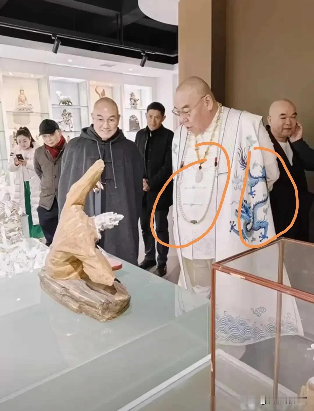 该念经的在吃肉，该吃肉的在念经，当信仰成为职业，也不过就是用金钱衡量的贪欲。