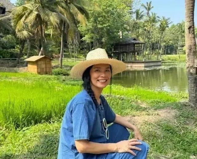 62岁的韦唯，独居泰国深山10多年，还养了一头大水牛，钱多花不完还有3个高大帅气