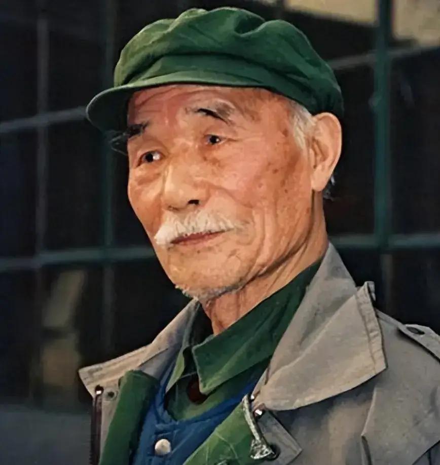 1978年，开国中将孙毅去理发被小伙骂“别没事找事”，将军没发火反笑了笑，事后一