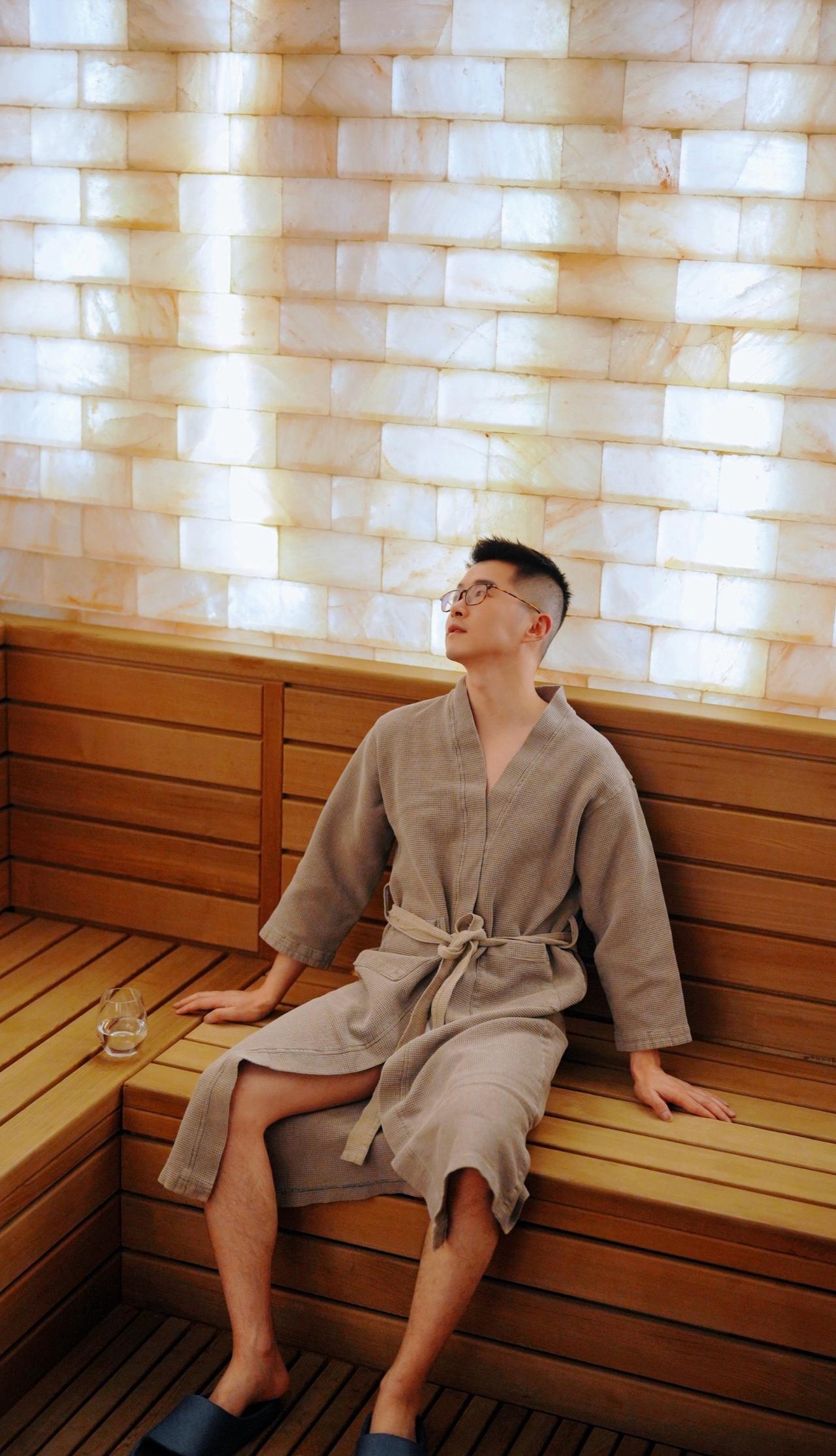 这款男士内裤穿着很舒服，面料是冰丝锦纶，柔软亲肤，超薄单层囊但设计，透气性很好。