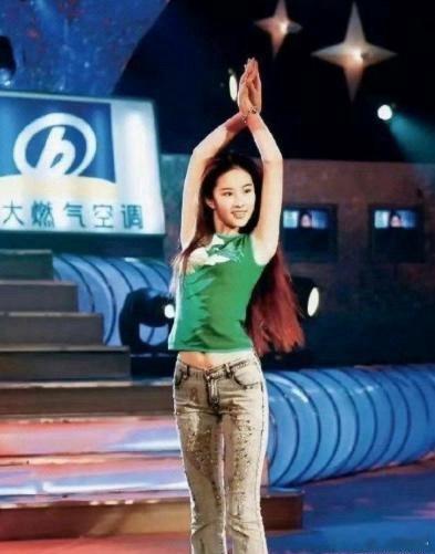 刘亦菲当年上快乐大本营，这衣服只有她才能镇的住吧 