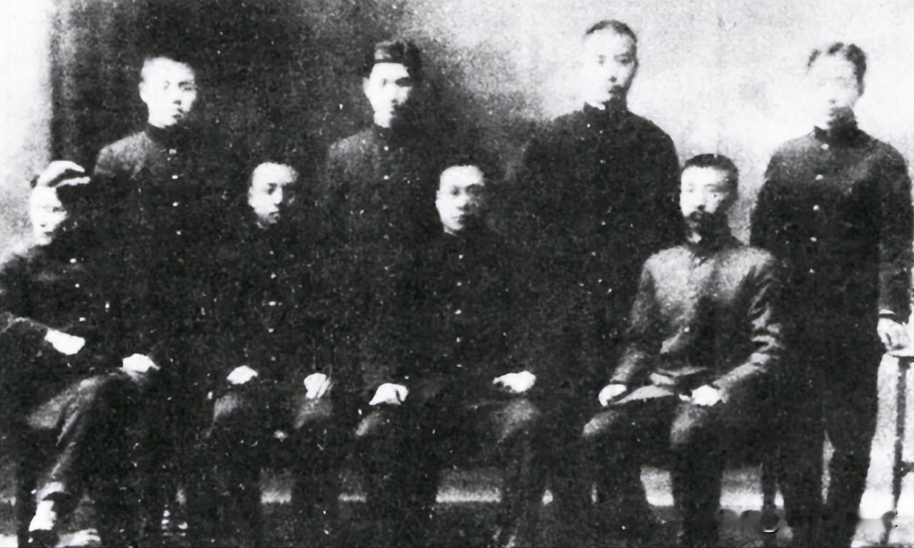 李大钊1914年留日期间与直隶同乡会七名同学的合影照，最近在天津市被偶然发现。该