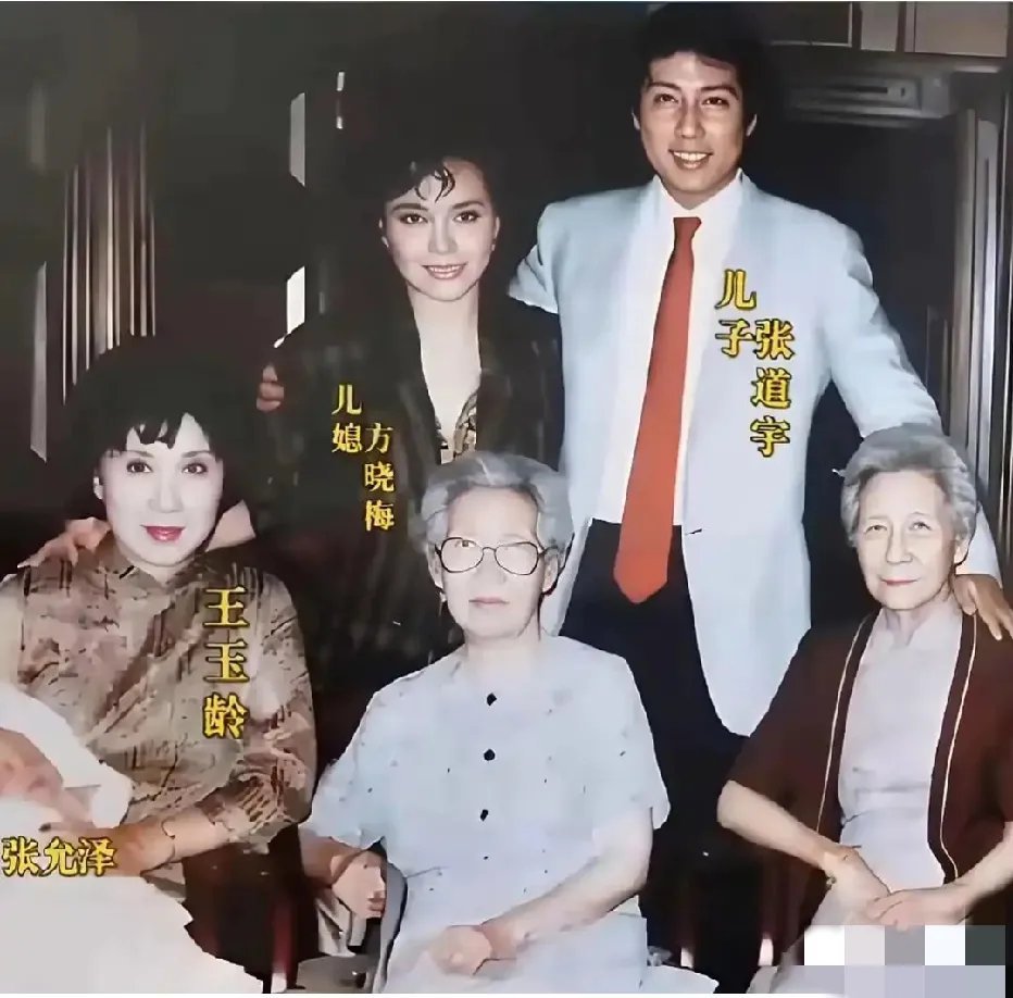 80年代,  张道宇携妻子方晓梅以及儿子张允泽与母亲王玉玲以及姥姥，一家的温馨留