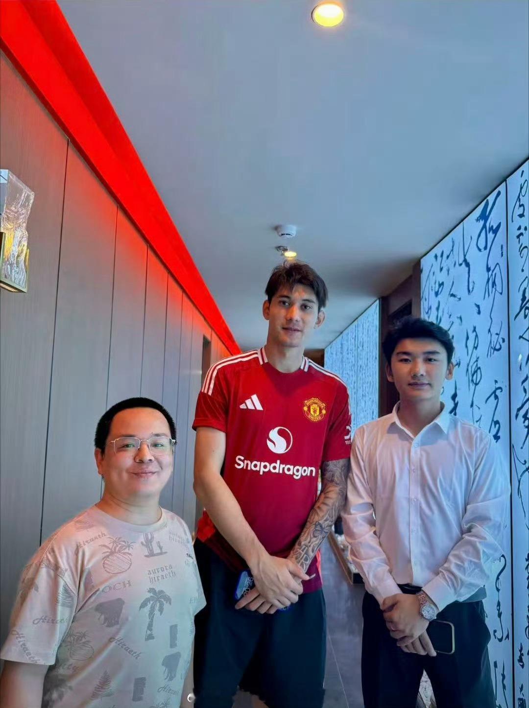 曼联球迷那个拜合拉木？拜合拉木身体不适替补