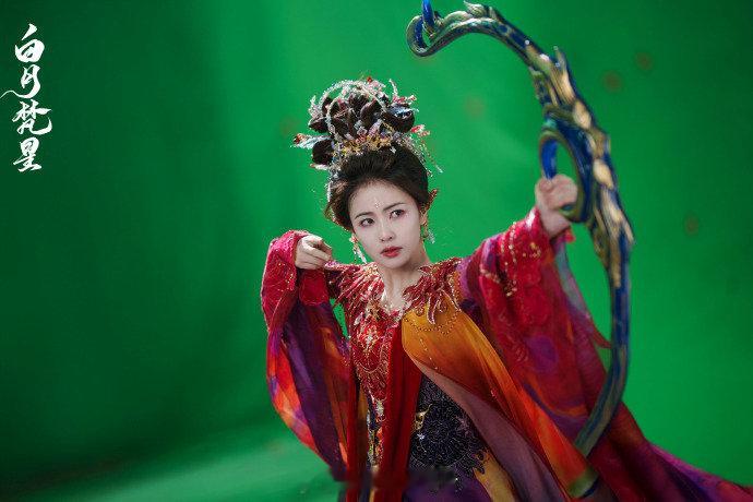 白鹿[超话]  白鹿为白烁换了12次头像 每天更新的九宫格，是白鹿为我们精心设计