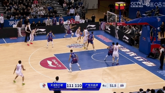 CBA裁判要是这么吹，神仙来了也难救中国篮球！

就裁判漏吹周琦走步和进攻犯规，