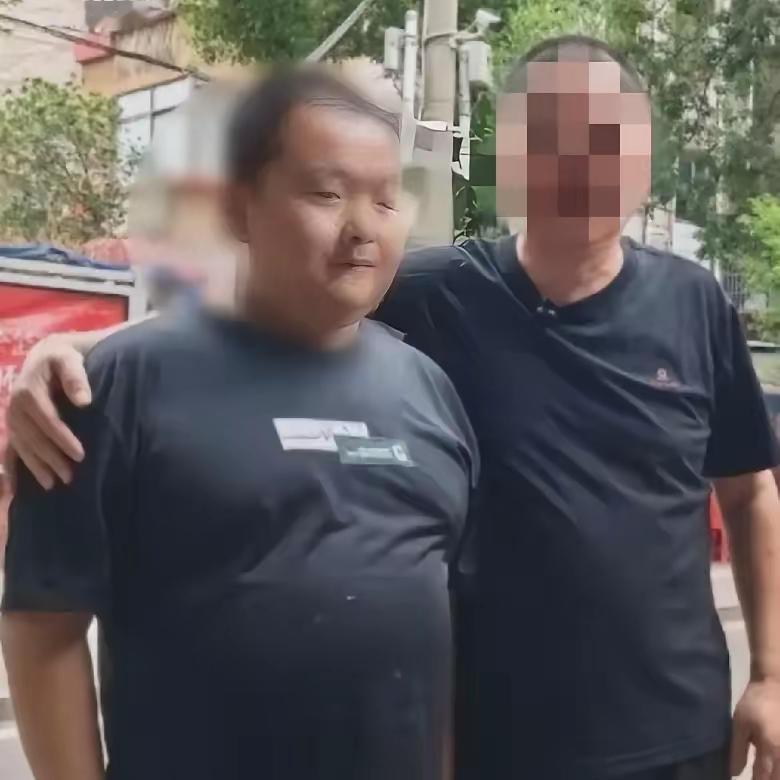 湖南湘潭发生的感人一幕：52岁的父亲因病去世，临终前将16岁的智力障碍儿子托付给