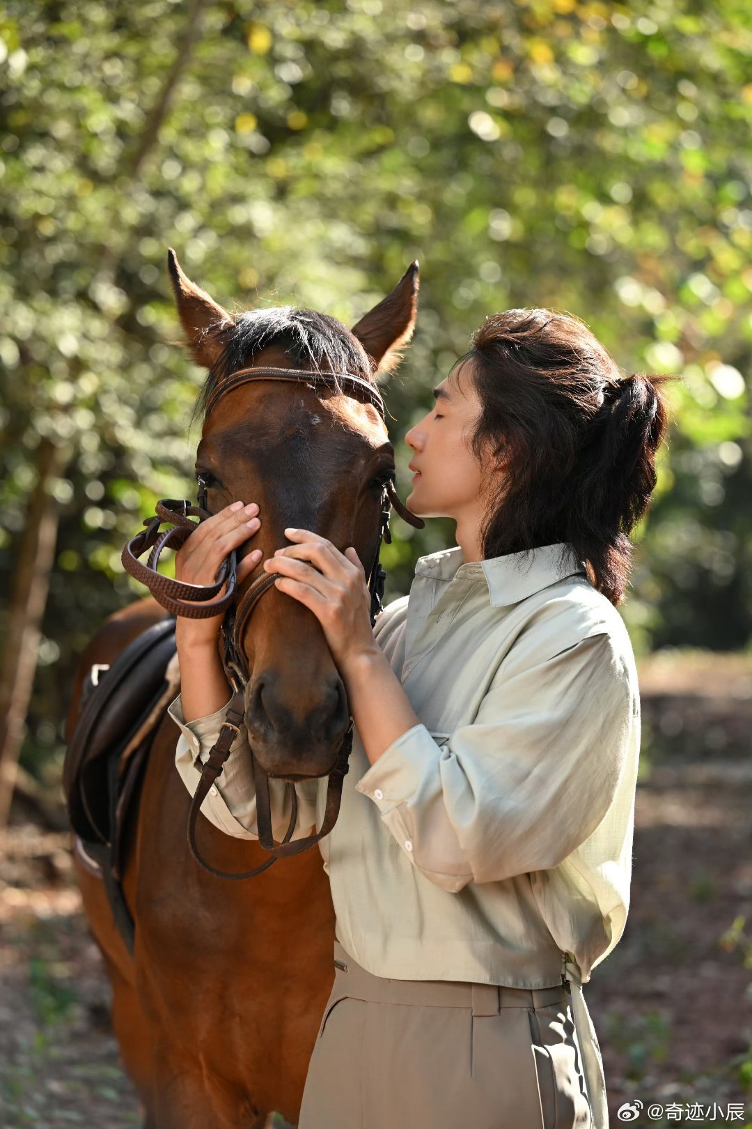 此沙说自己是自然之子 此沙“自然之子”外号太贴切！山系长相、山林气质，天天登山跑