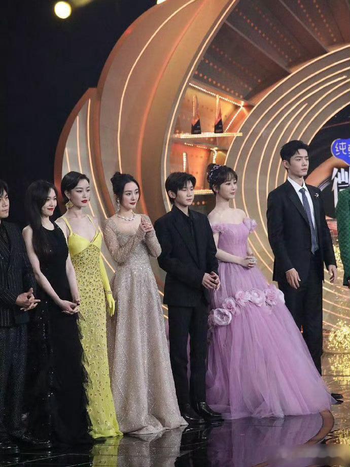 肖战 杨紫 王源 杨幂 倪妮 唐嫣同框，脑补一场大戏！可以凑在一起演“雷雨” ​