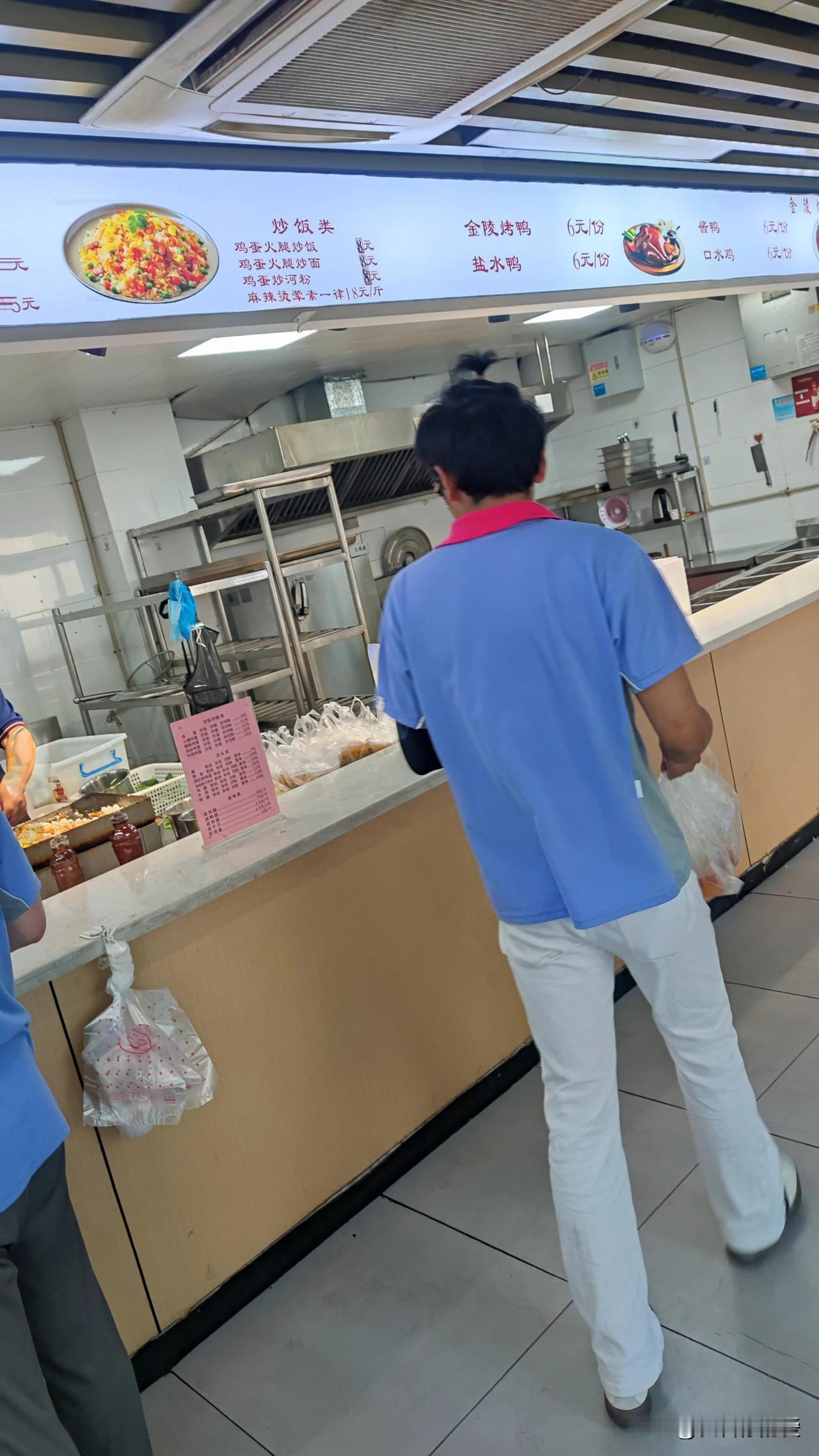 人间烟火味，最是食堂情。合肥美的洗衣机厂的食堂，就是这烟火情的浓缩地。
这家厂可