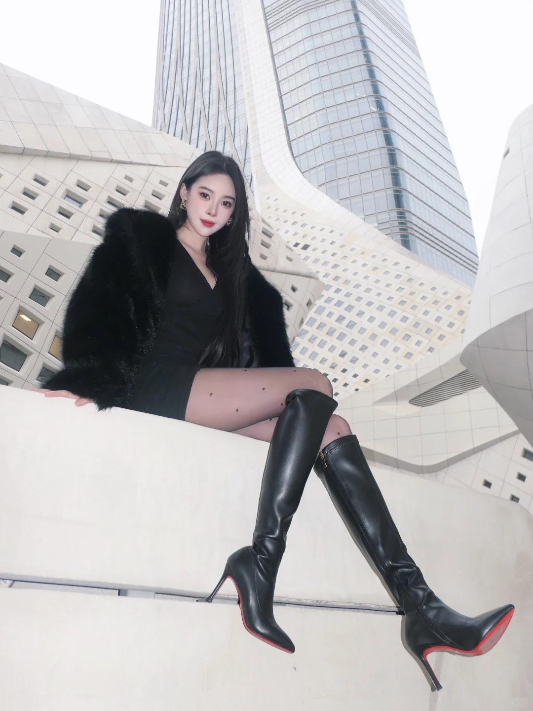 女友这身全黑穿搭自带氛围感，温柔又藏着小性感，每一处搭配都恰到好处。黑色毛毛外套