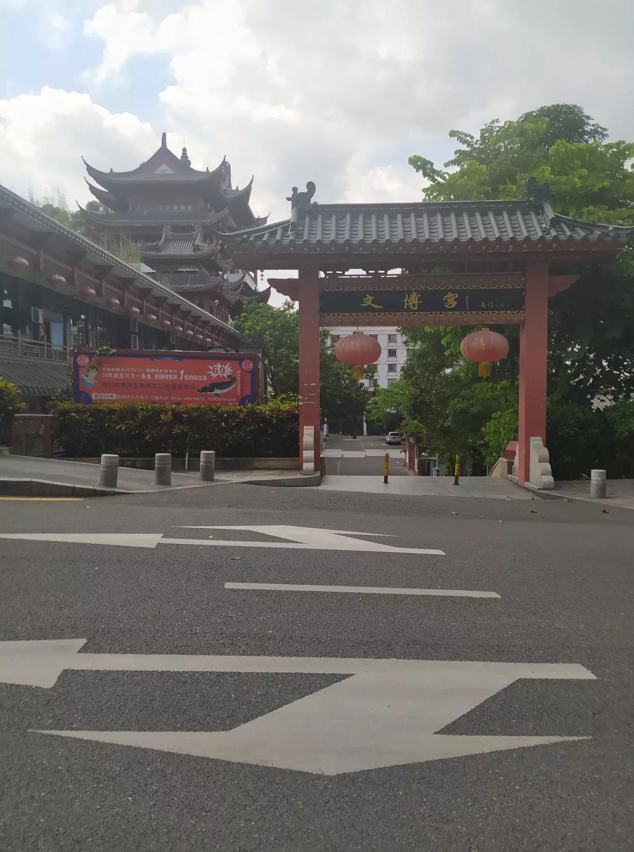 文谷庄园，跟文博宫一样，位于西环路上，从文博宫南门（也就是那个有楼梯的门）走出来