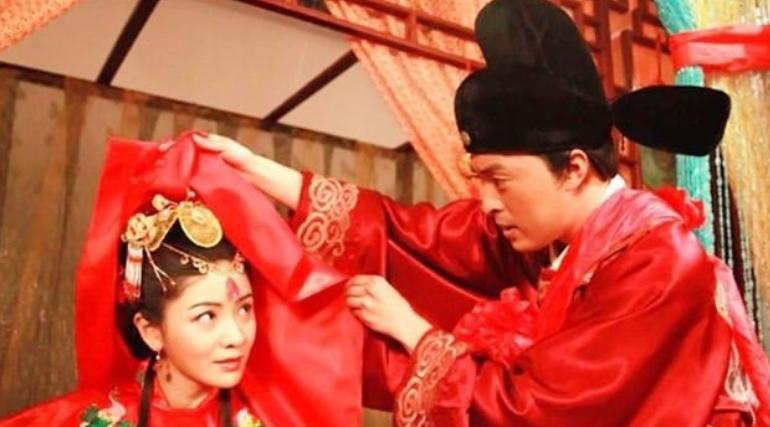 洪武14年，朱元璋把25岁的安庆公主嫁给新科状元欧阳伦，洞房花烛夜，一对璧人翻云