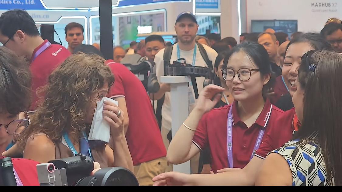 看到姐姐颤颤巍巍独立走路的那一刻，她忍不住抹了眼泪。以前总觉得科技冷冰冰的，离自