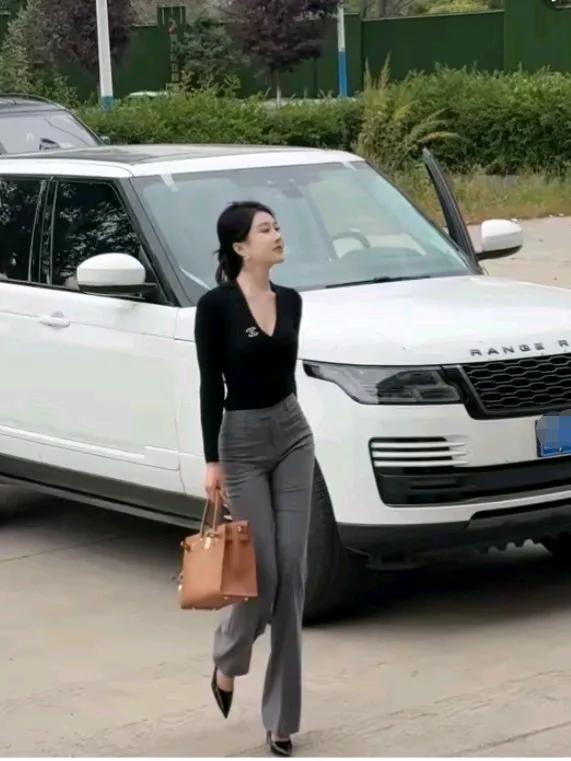 作为商务女性，这样出去应酬，应该很得体吧。