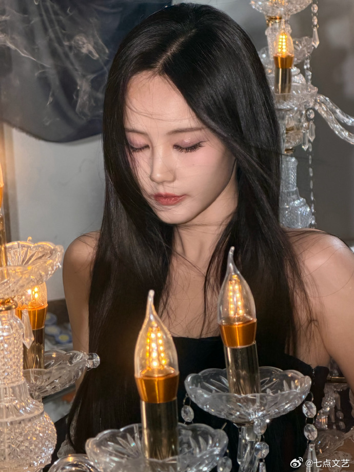 李一桐一面天使一面恶魔 头纱轻笼是天使的圣洁，黑衣垂落是恶魔的桀骜，李一桐在两种