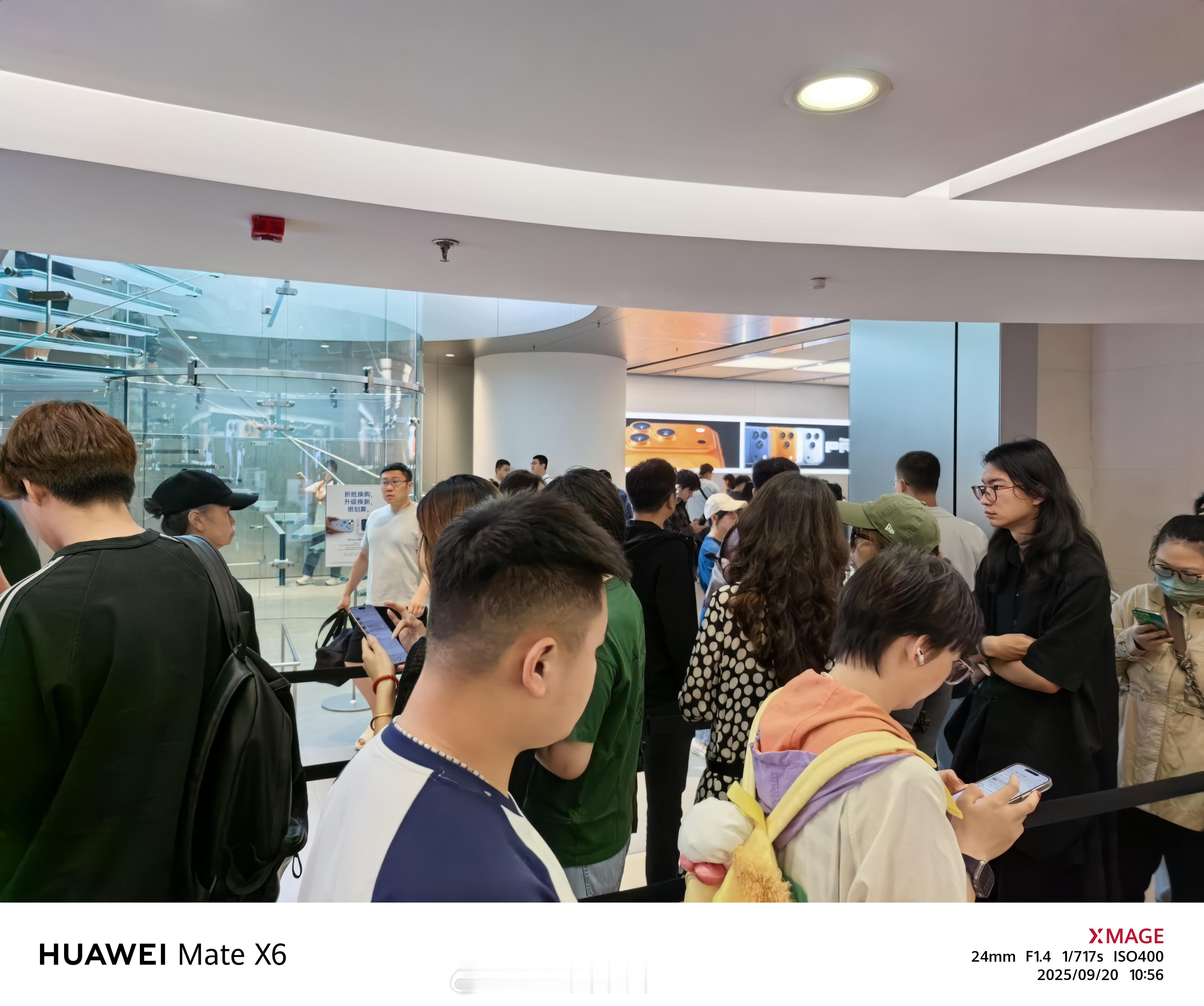 库克回应iPhone17价格高 价格高什么啊，你看看都第2天了，取货还得排队！ 