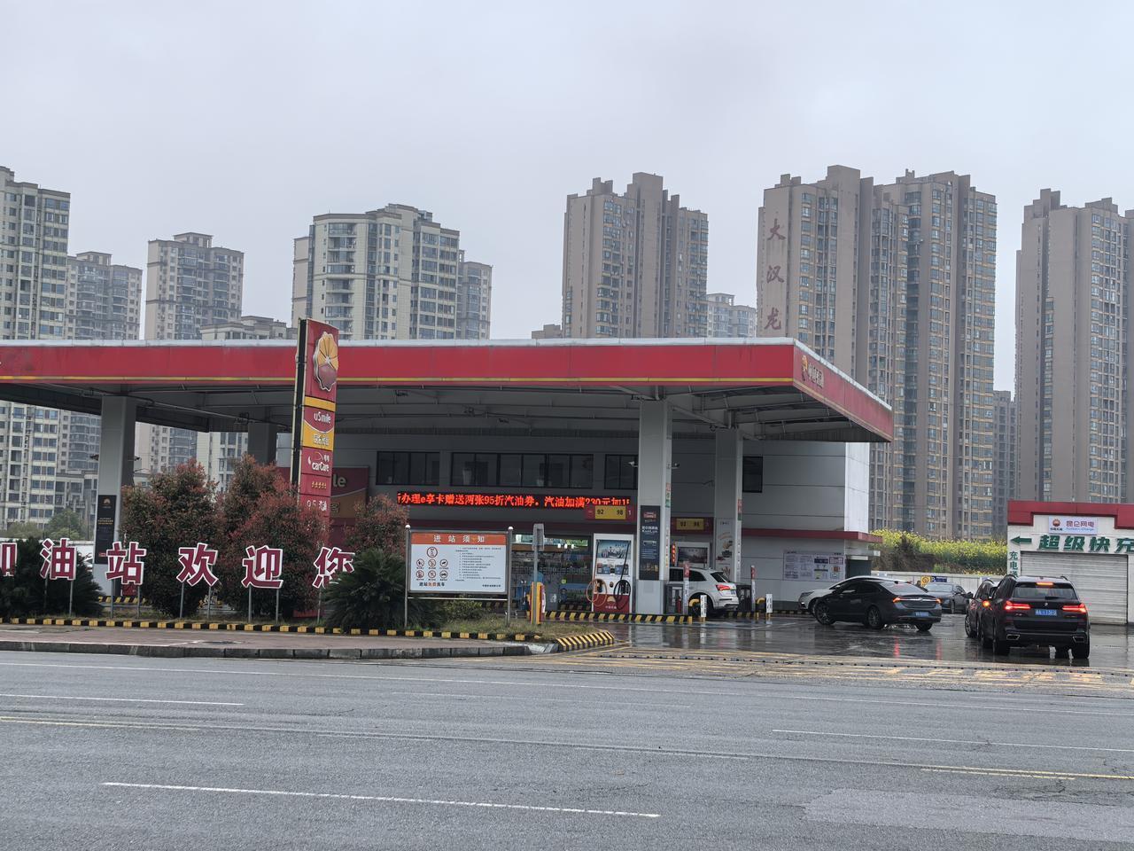 油价今晚将大涨，今天上午许多车辆在加油站排队加油

3月23日24时，国内成品油