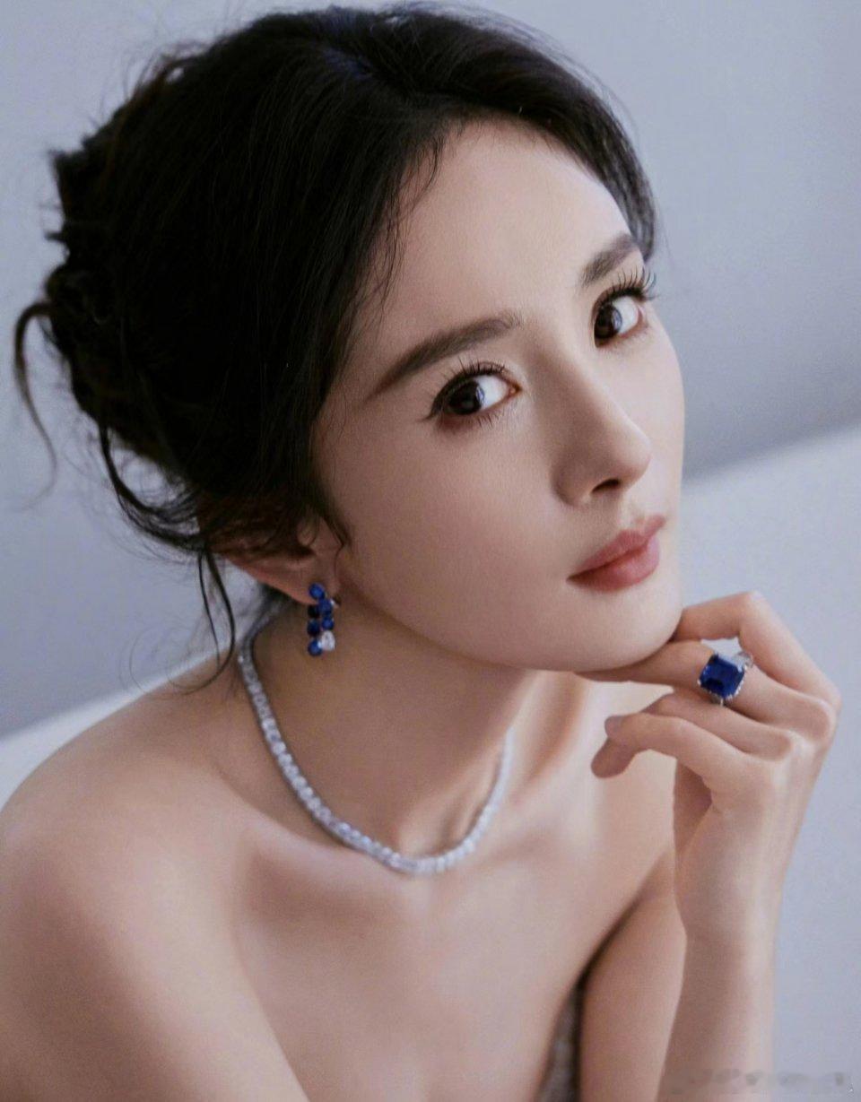 杨幂这组出发图感觉还是很好看的，就是这两页没有什么能打的作品 ​​​