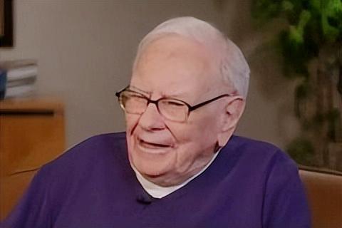 巴菲特谈爱泼斯坦案，这个人是极其厉害的骗子。

“幸好我从没靠近过这个人，否则很