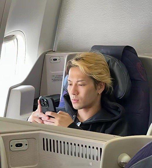 王嘉尔坐飞机时是素颜要是没有妆容和造型，大概也就是个普通男生吧，很接地气 